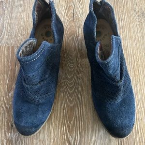 Earth origins ankle boots. Amanda blue suede